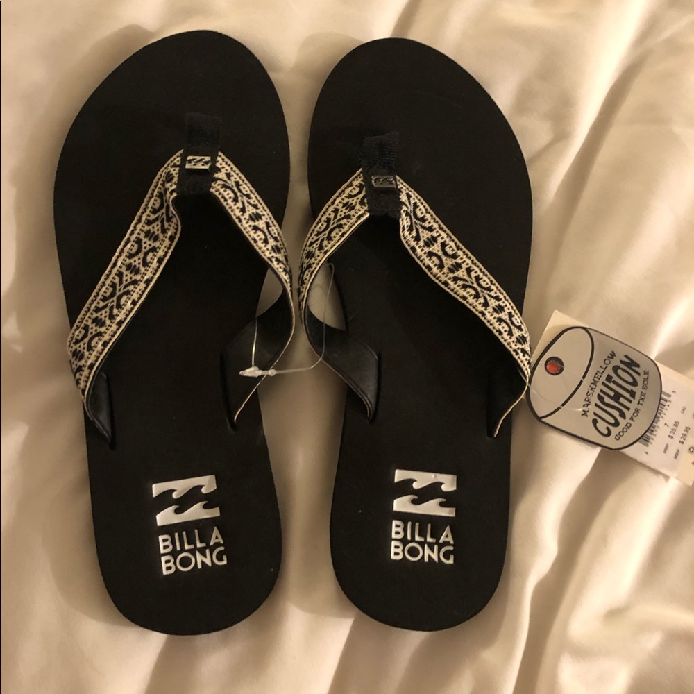 BNWT Roxy Flip Flops. Size 7.  Black and White